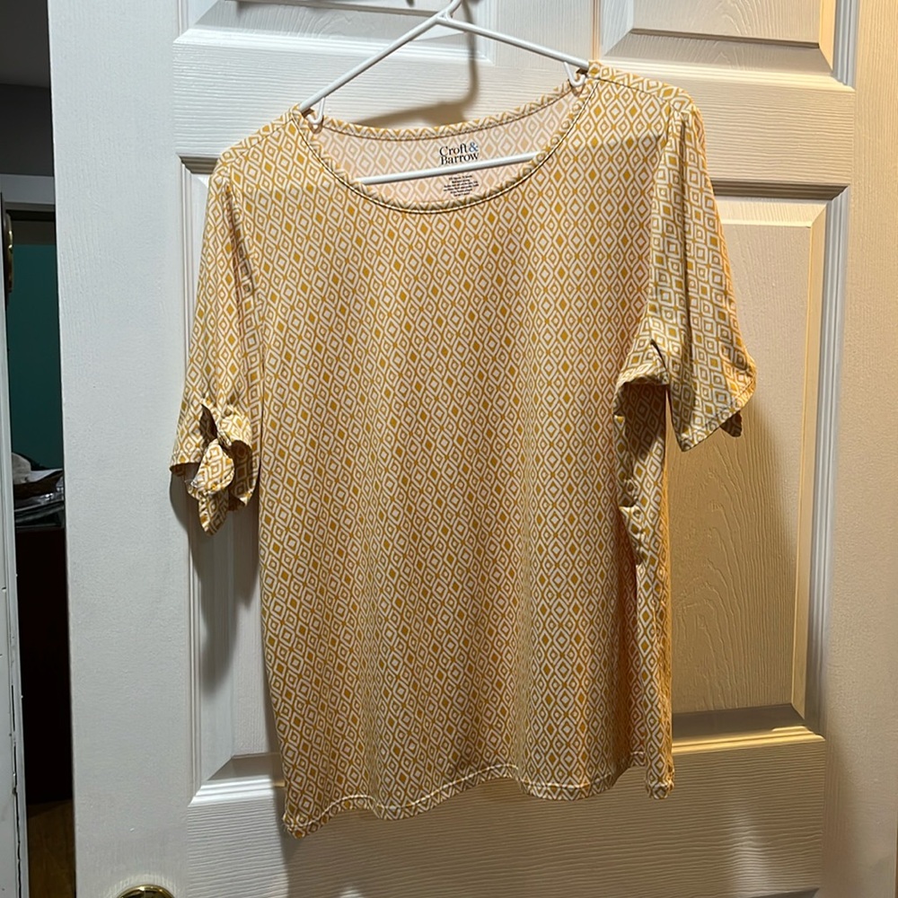 Womens SS top. Croft & Barrow. Size XL. Gold and off white. Excellent condition